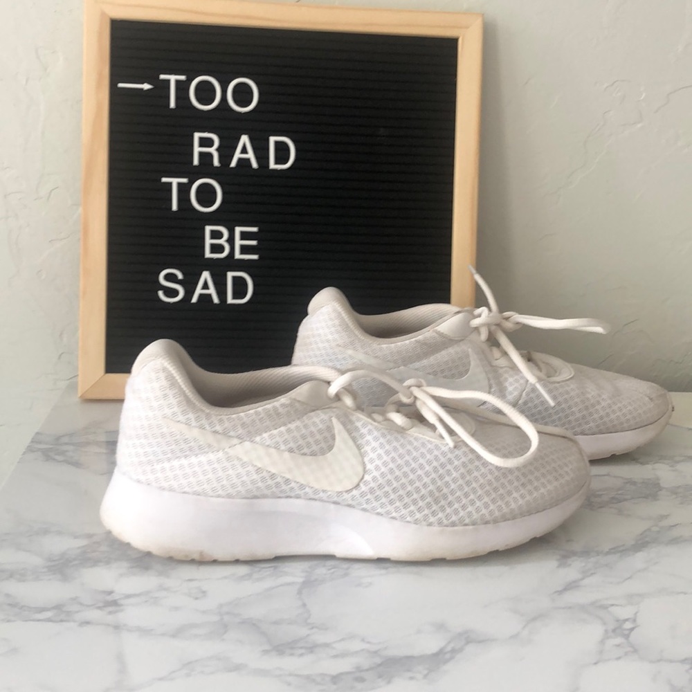 White nike tennis shoes